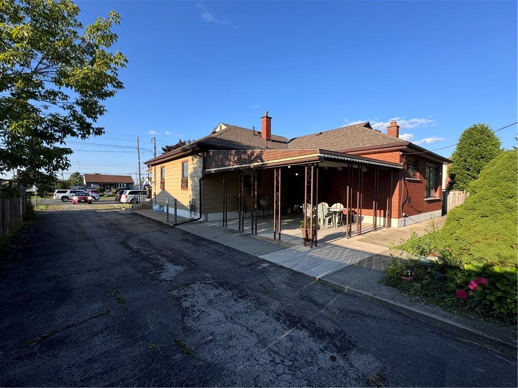 Image of property at 826 MOHAWK Road E