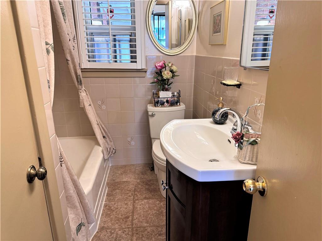 Image of property at 826 MOHAWK Road E