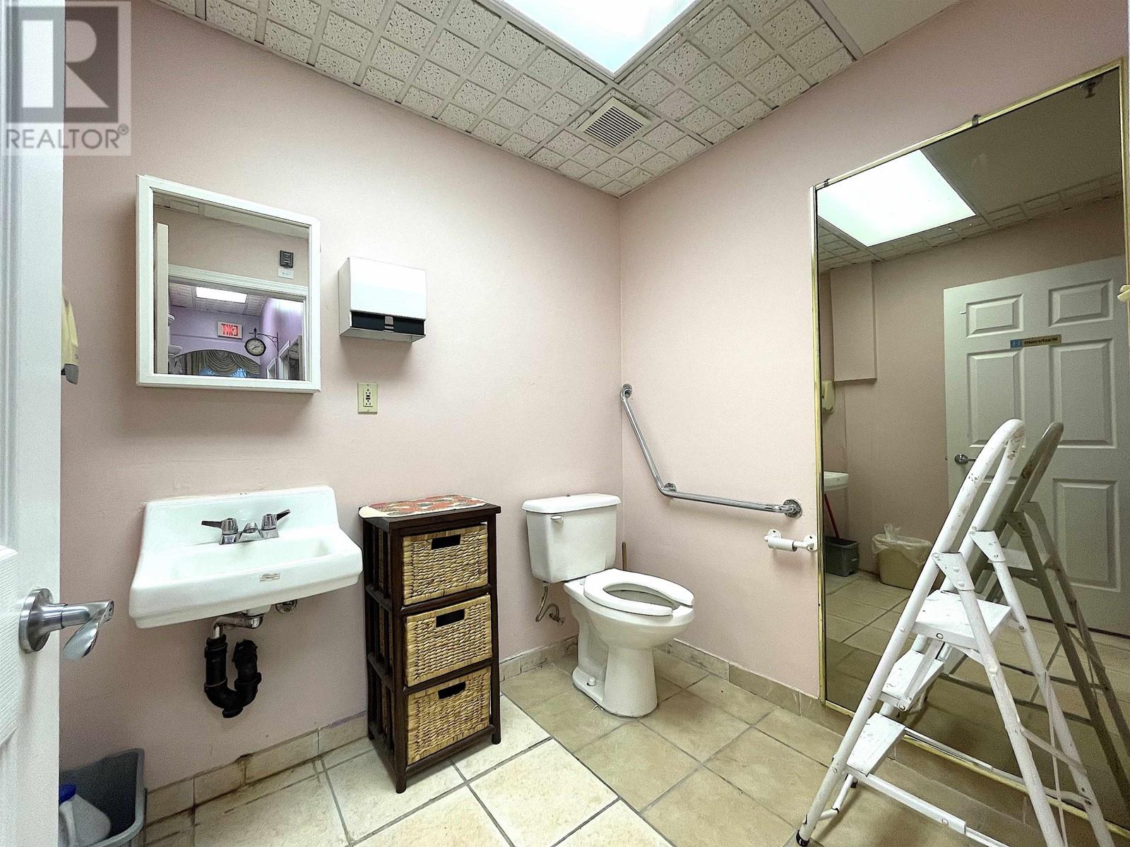 Listing Picture 13 of 19 : 1135 8580 ALEXANDRA ROAD, Richmond / 烈治文 - 魯藝地產 Yvonne Lu Group - MLS Medallion Club Member