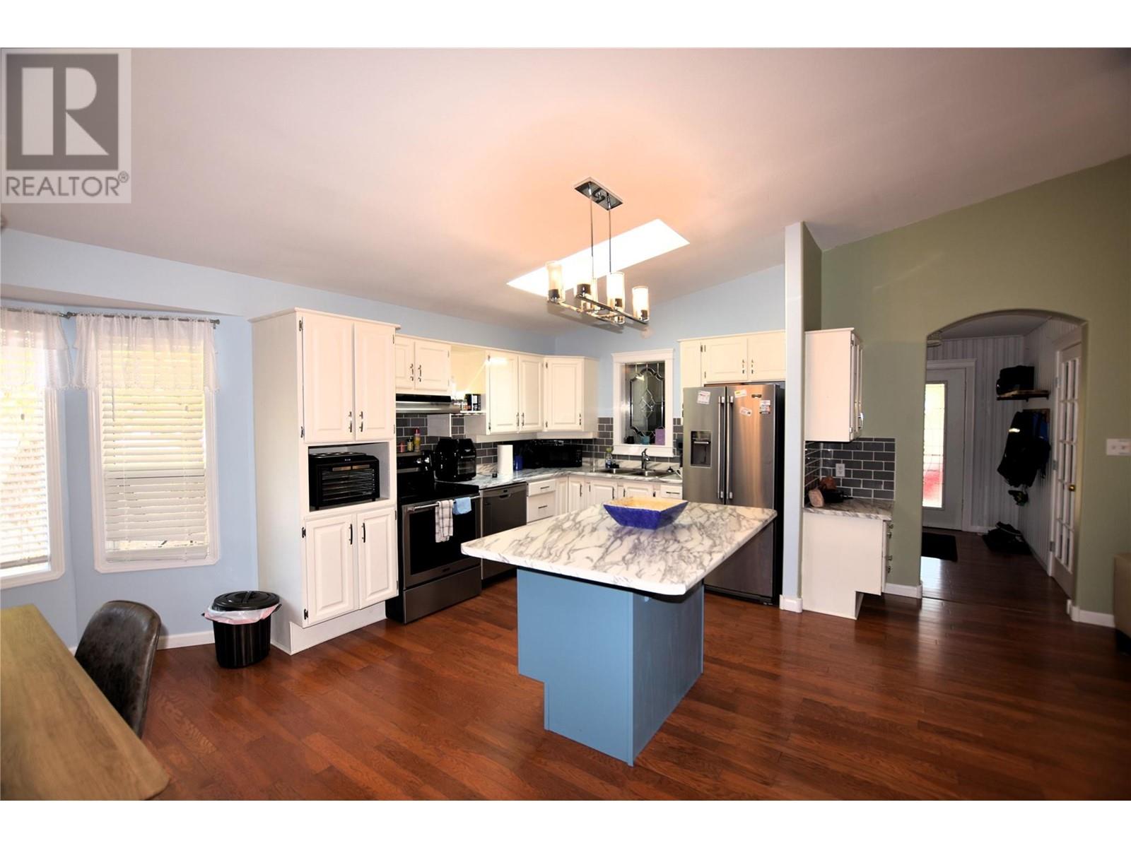 Property at 404 Hummingbird Avenue image 5