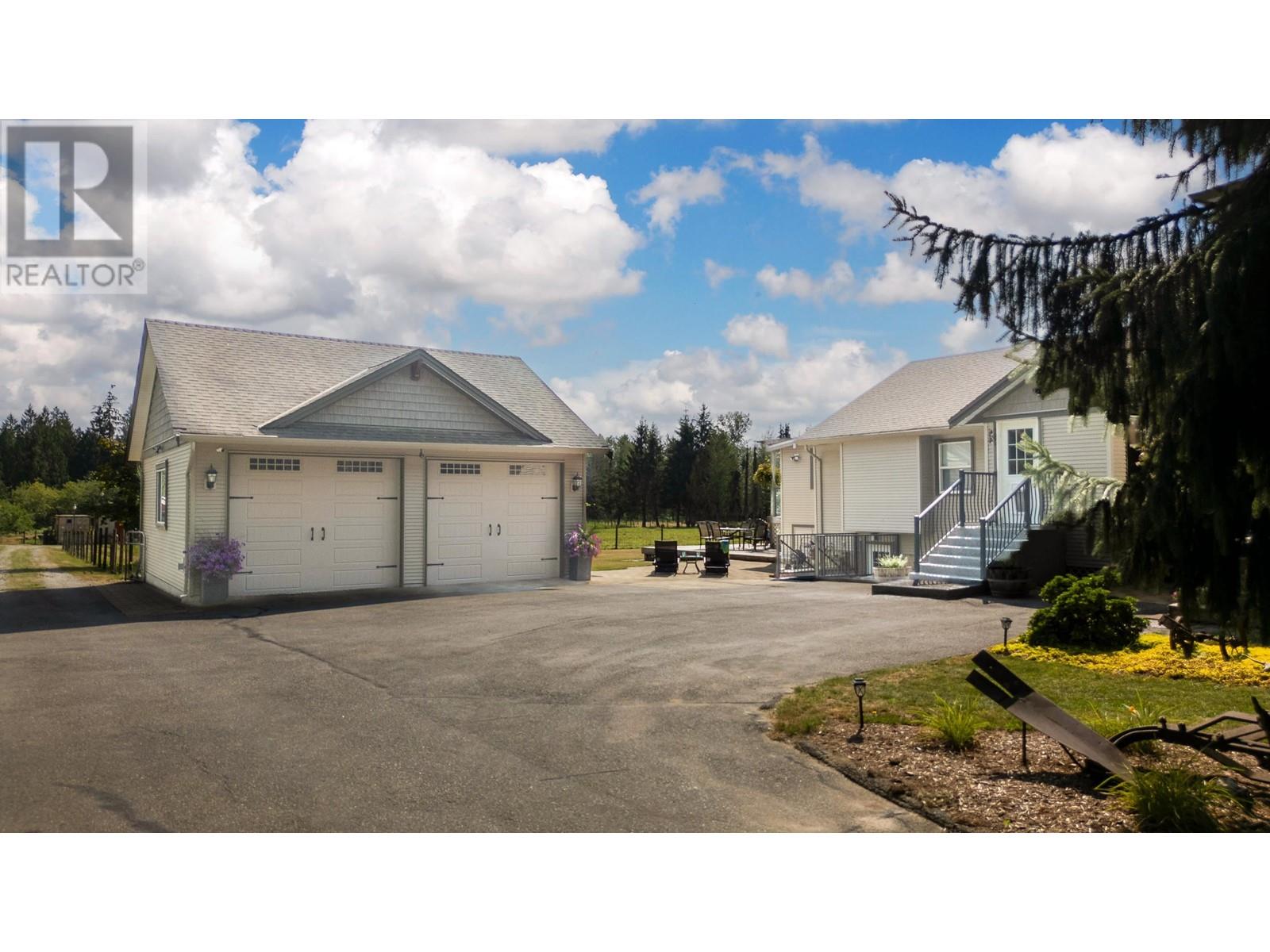 24284 116 Avenue, Maple Ridge, British Columbia  V4R 1L7 - Photo 2 - R2912950