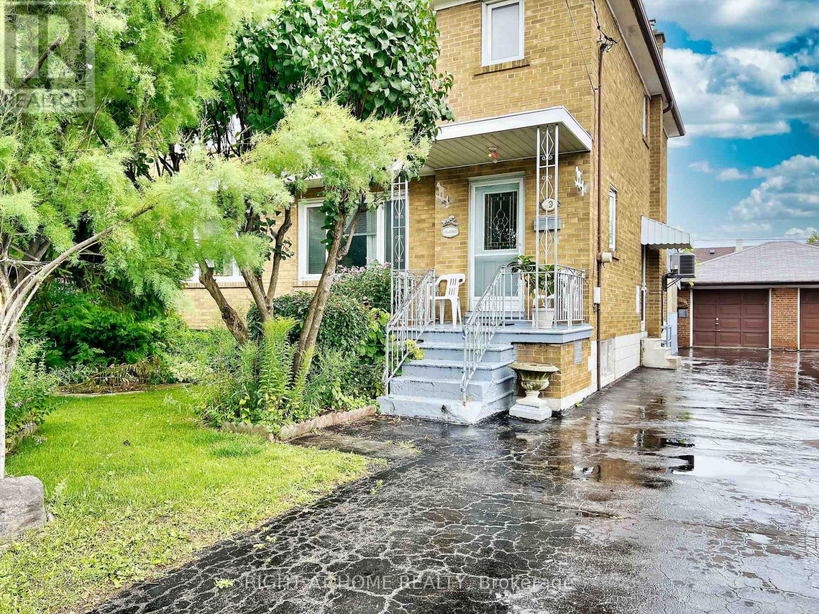 19 Falstaff Avenue, Toronto (Rustic), Ontario  M6L 2C6 - Photo 2 - W9244547