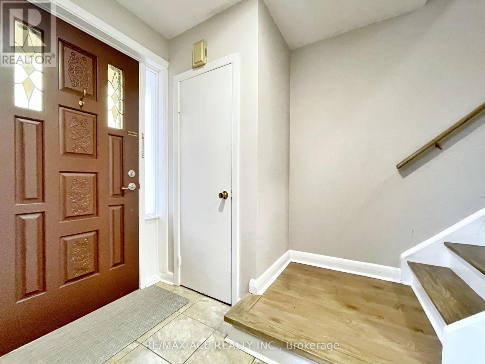 Whole - 208 Zelda Crescent, Richmond Hill, Ontario  L4C 2Y5 - Photo 2 - N9245034