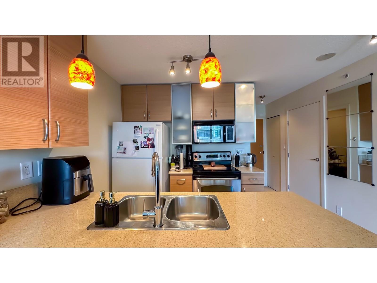 Listing Picture 13 of 24 : 705 909 MAINLAND STREET, Vancouver / 溫哥華 - 魯藝地產 Yvonne Lu Group - MLS Medallion Club Member