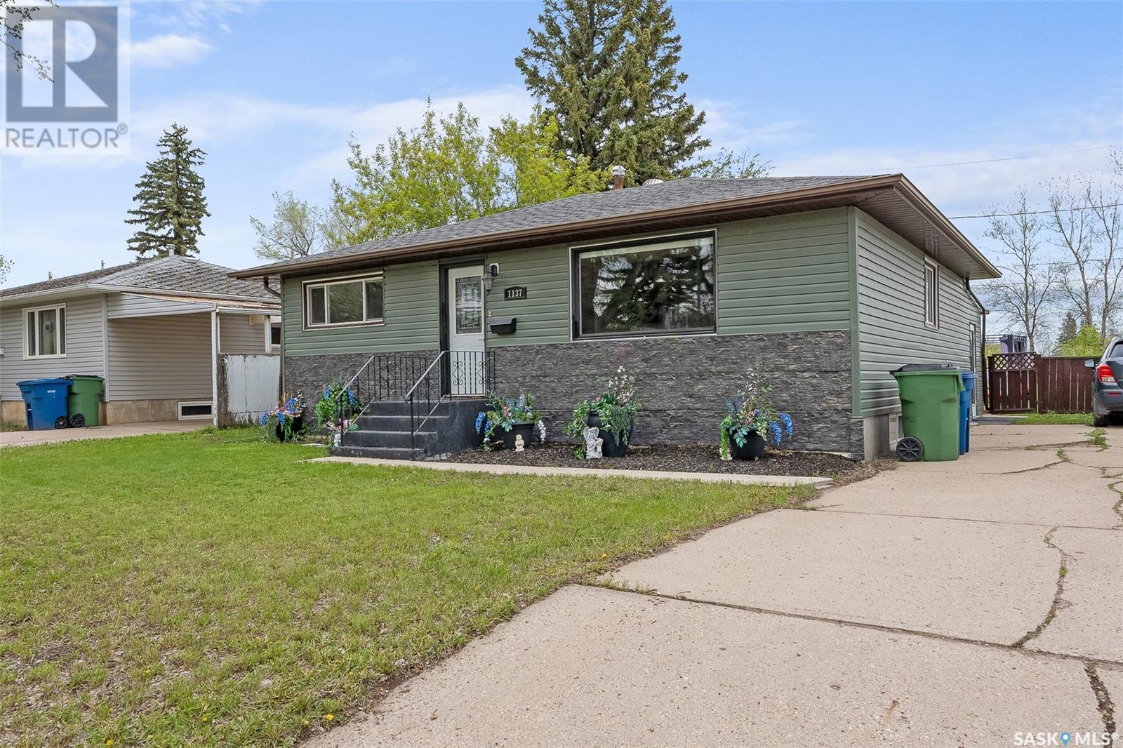 1137 13th Avenue Nw, Moose Jaw, Saskatchewan  S6H 4N5 - Photo 3 - SK980092