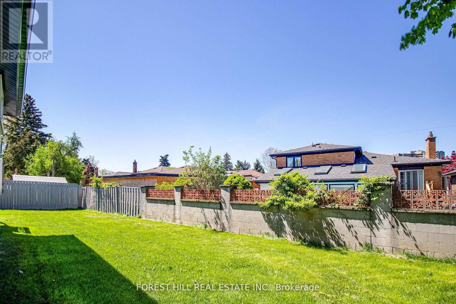 8 Paramount Court, Toronto (Brookhaven-Amesbury), Ontario  M6M 2L4 - Photo 22 - W9248103