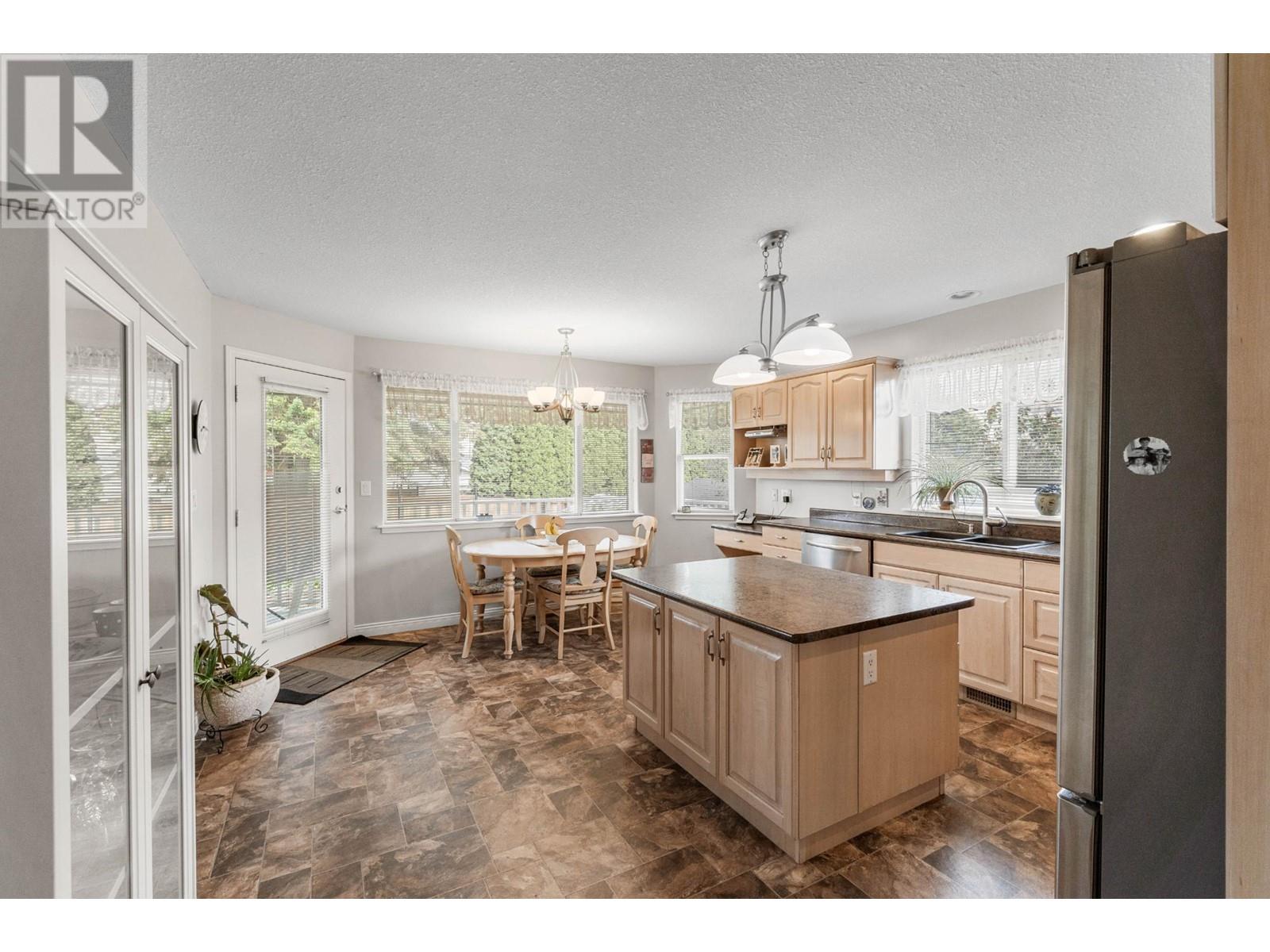 384 Melrose Place, Kamloops, British Columbia  V2C 6S1 - Photo 4 - 180312