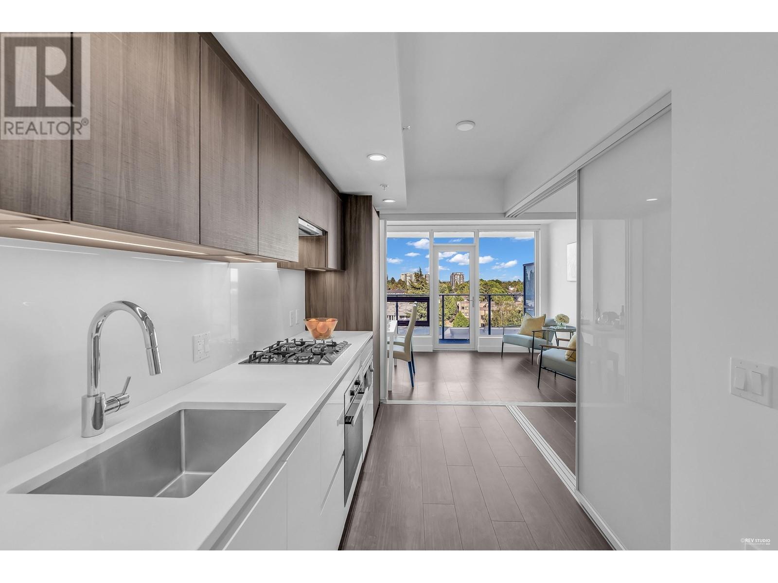 Listing Picture 2 of 25 : 522 6328 NO. 3 ROAD, Richmond / 烈治文 - 魯藝地產 Yvonne Lu Group - MLS Medallion Club Member