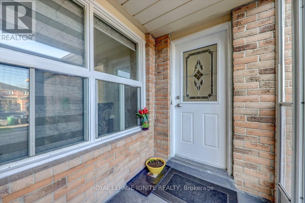 33 Ebby Avenue, Brampton (Heart Lake West), Ontario  L6Z 3T1 - Photo 6 - W9254825