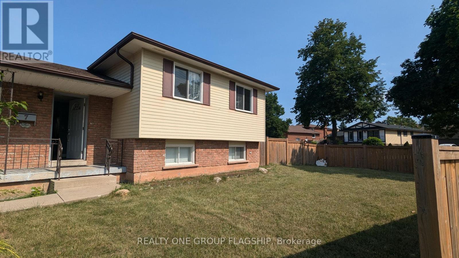 Upper - 7 Greening Avenue, Hamilton (Stoney Creek), Ontario  L8E 3Z8 - Photo 1 - X9256731