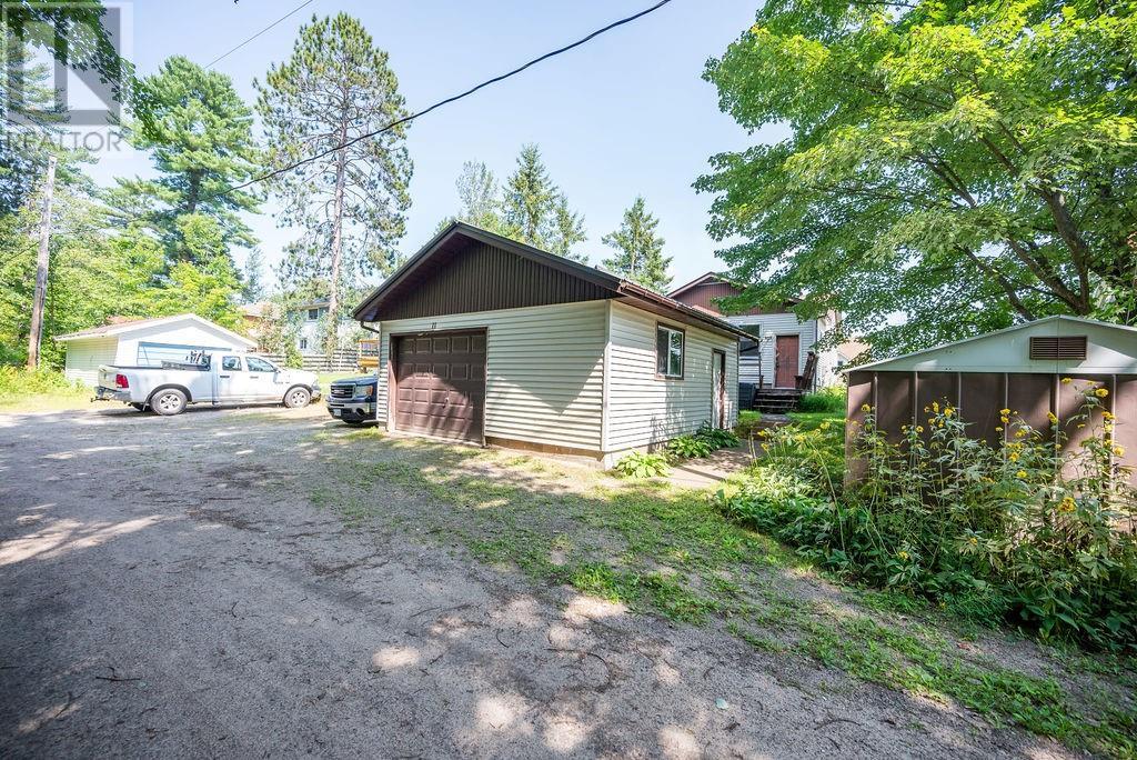 11 Wolfe Avenue, Deep River, Ontario  K0J 1P0 - Photo 2 - 1407339