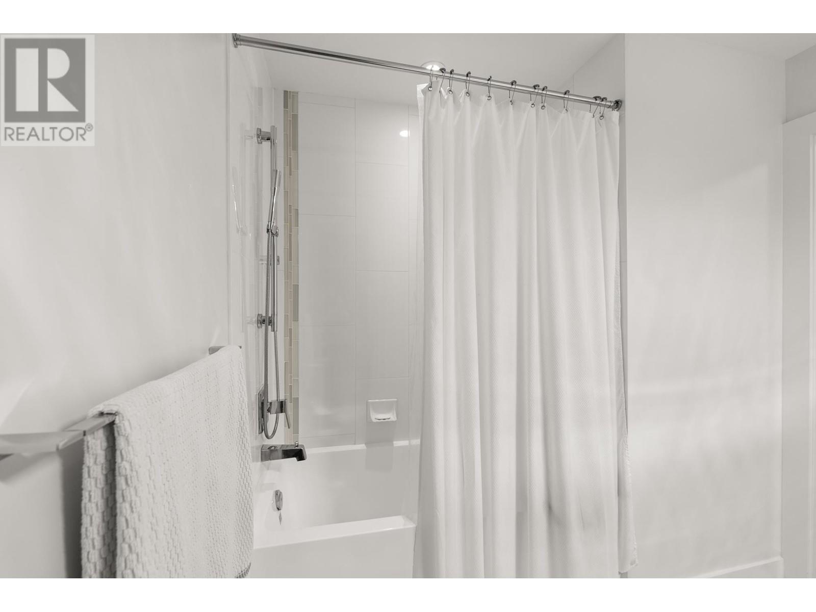 Listing Picture 21 of 37 : 405 13040 NO. 2 ROAD, Richmond / 烈治文 - 魯藝地產 Yvonne Lu Group - MLS Medallion Club Member
