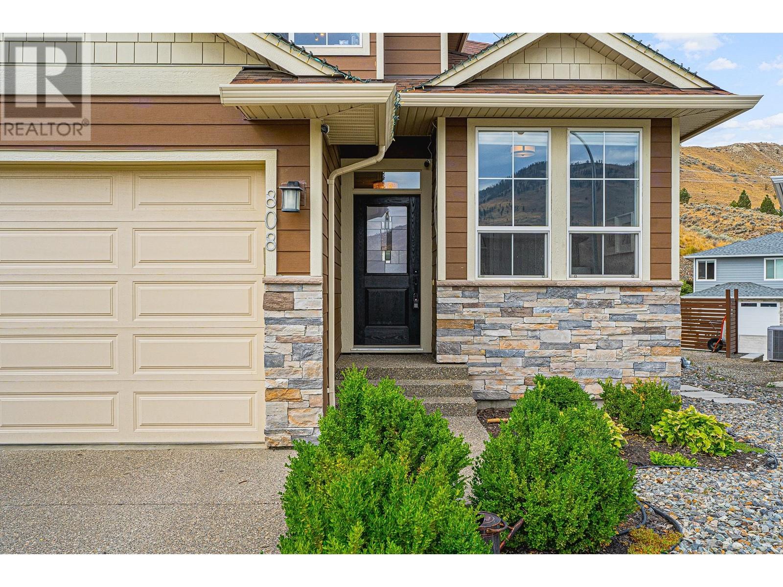 808 Woodrush Crt, Kamloops, British Columbia  V2B 0E3 - Photo 2 - 180436