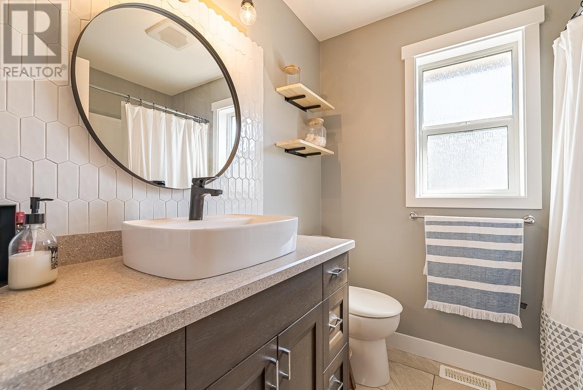 808 Woodrush Crt, Kamloops, British Columbia  V2B 0E3 - Photo 28 - 180436