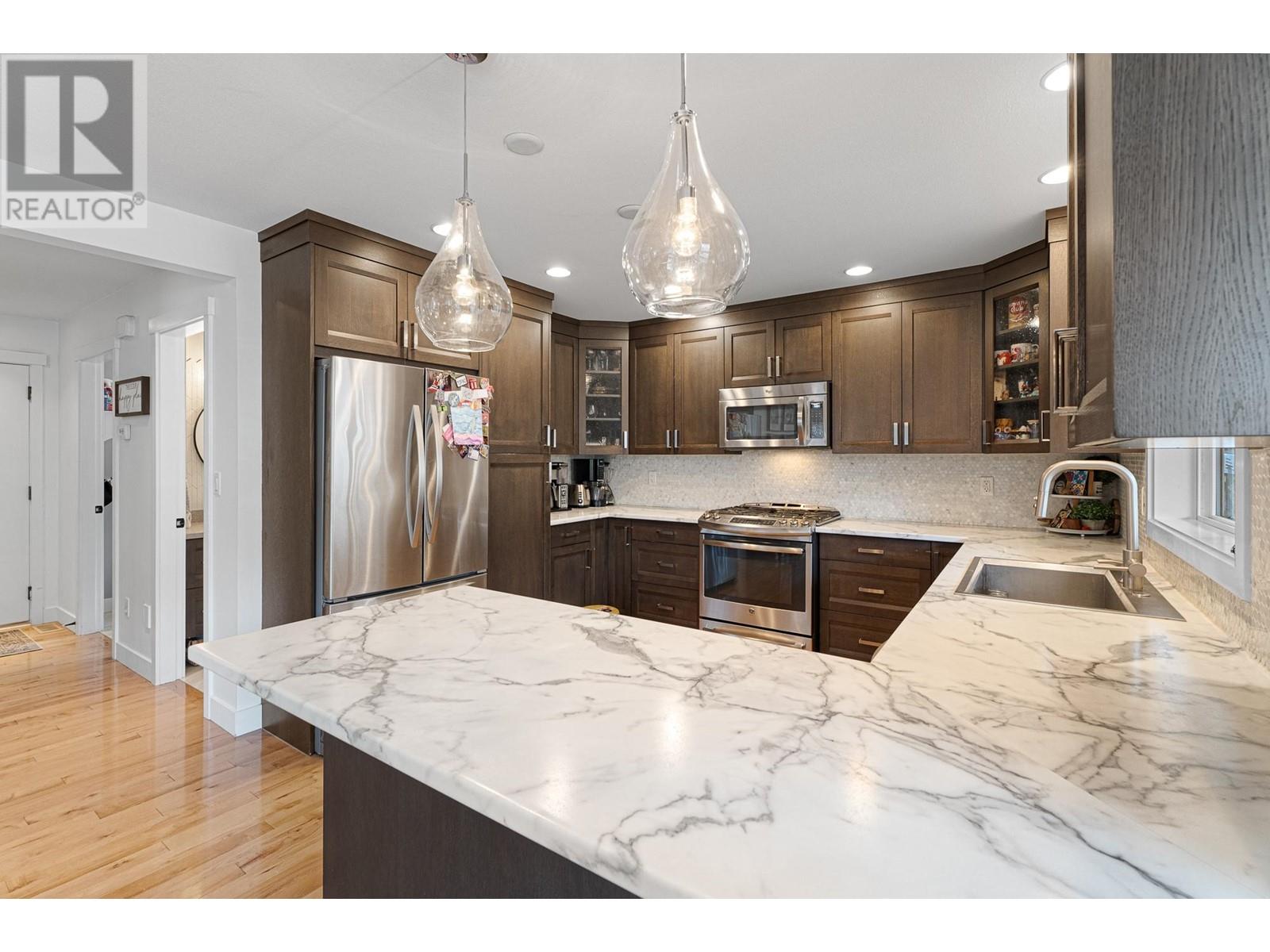 808 Woodrush Crt, Kamloops, British Columbia  V2B 0E3 - Photo 8 - 180436