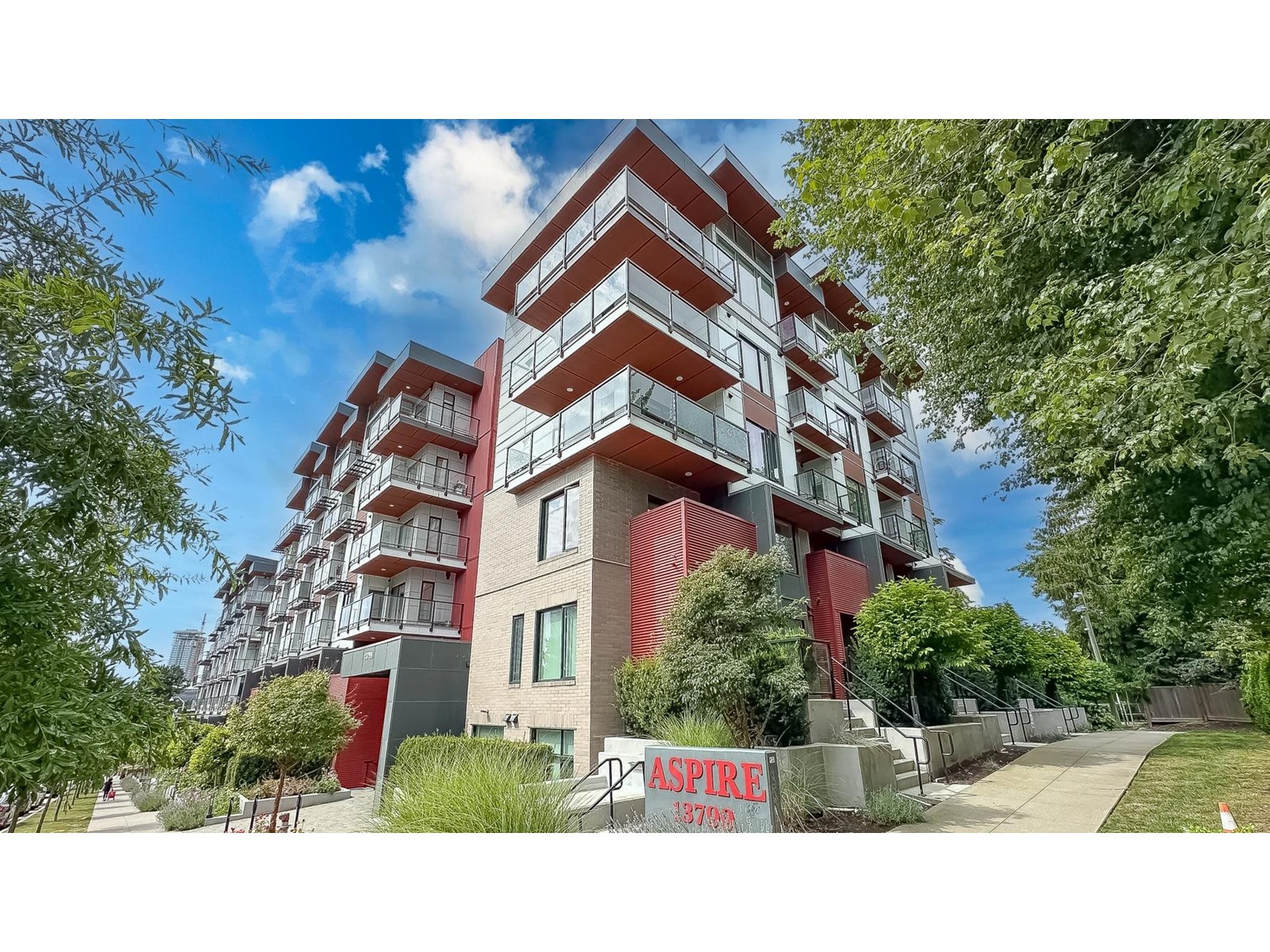 301 13799 101 Avenue, Surrey, British Columbia  V3T 0N9 - Photo 1 - R2916609