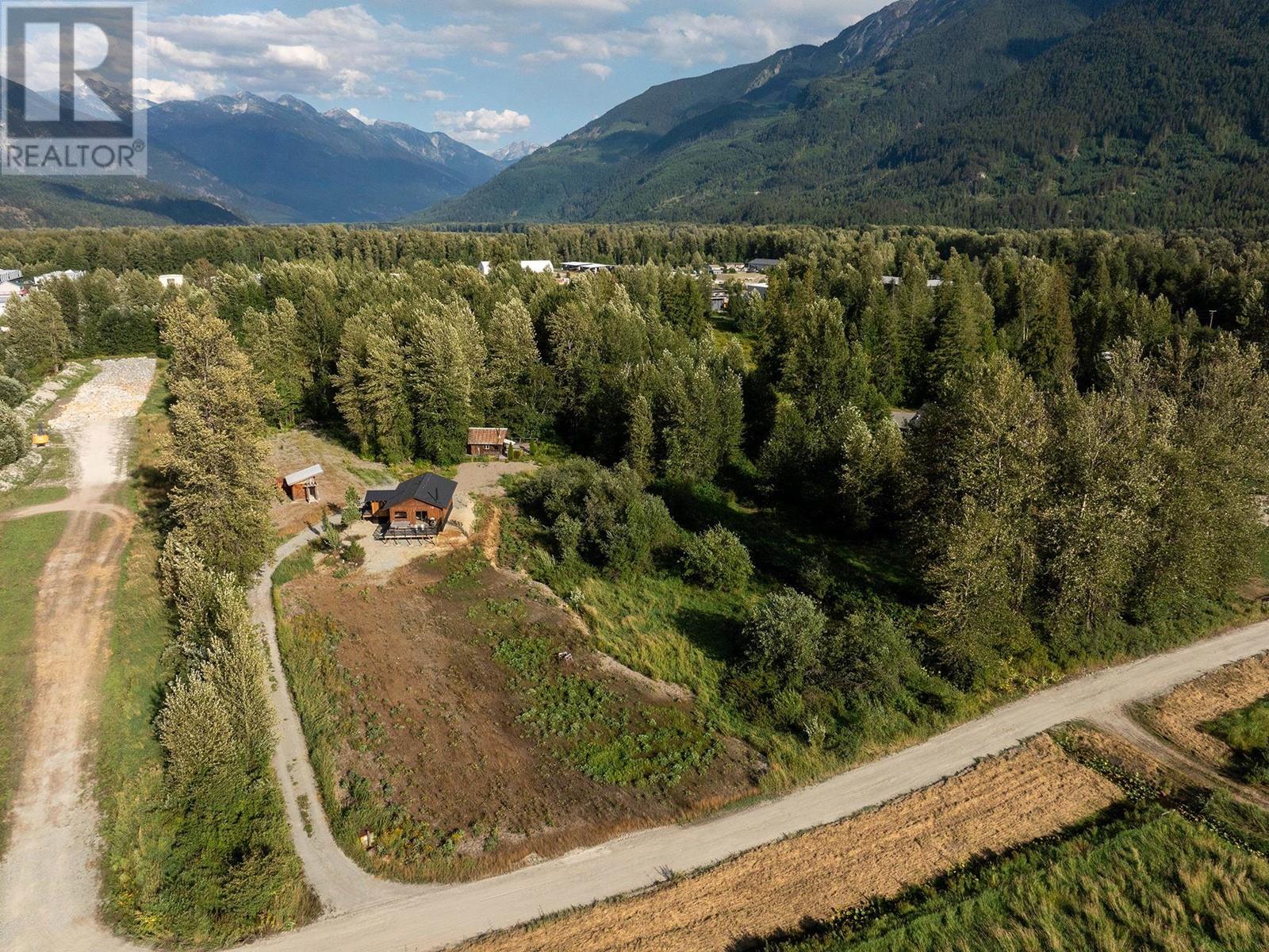 7320 Macrae Road, Pemberton, British Columbia  V0N 2L3 - Photo 1 - R2916674