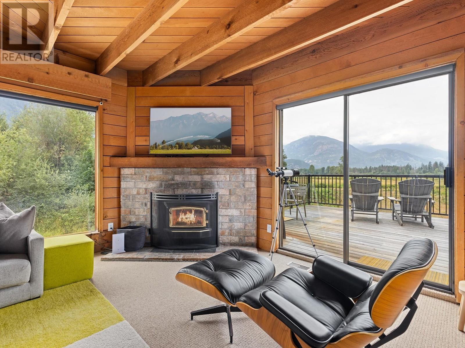 7320 Macrae Road, Pemberton, British Columbia  V0N 2L3 - Photo 10 - R2916674