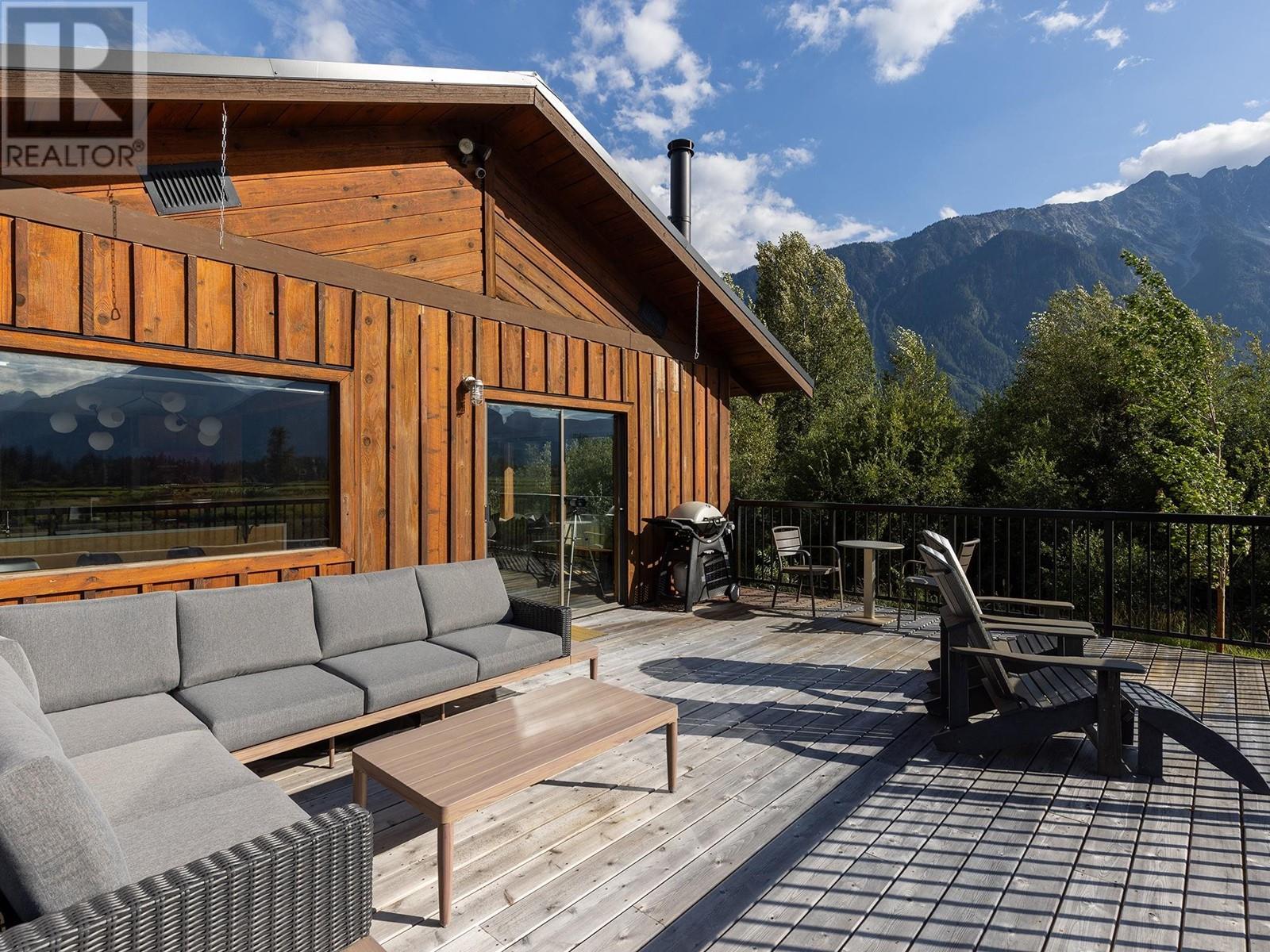 7320 Macrae Road, Pemberton, British Columbia  V0N 2L3 - Photo 11 - R2916674