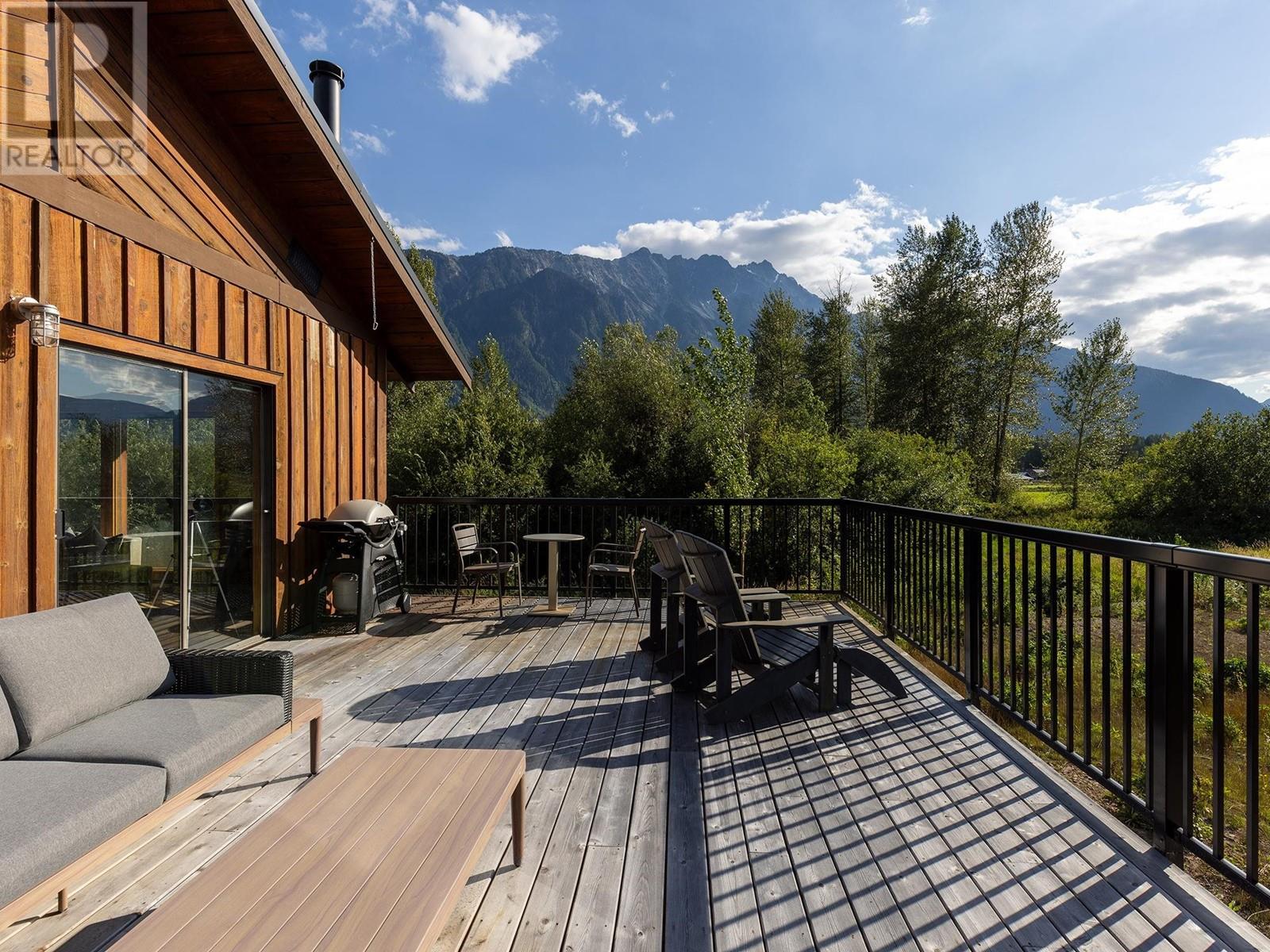 7320 Macrae Road, Pemberton, British Columbia  V0N 2L3 - Photo 13 - R2916674