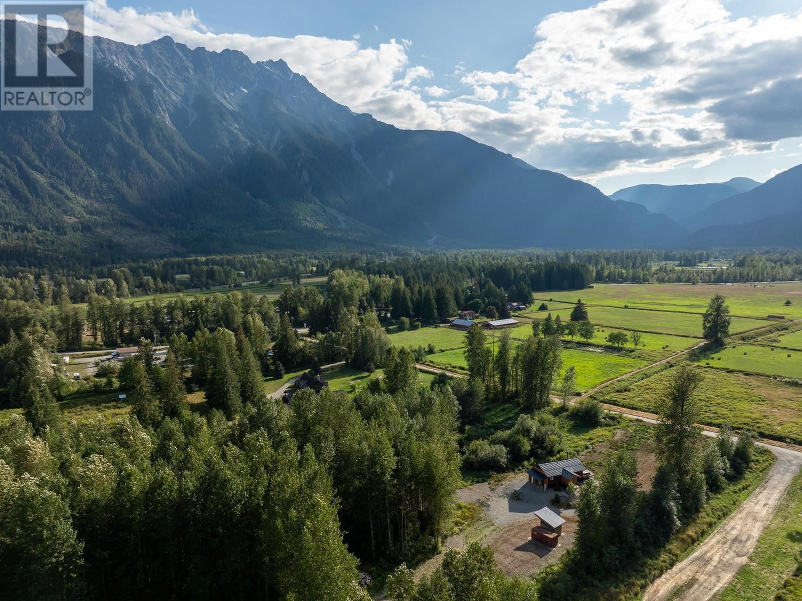 7320 Macrae Road, Pemberton, British Columbia  V0N 2L3 - Photo 2 - R2916674