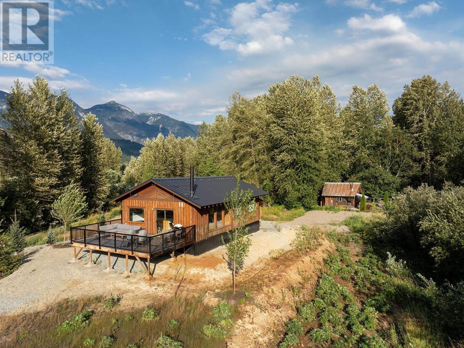 7320 Macrae Road, Pemberton, British Columbia  V0N 2L3 - Photo 3 - R2916674