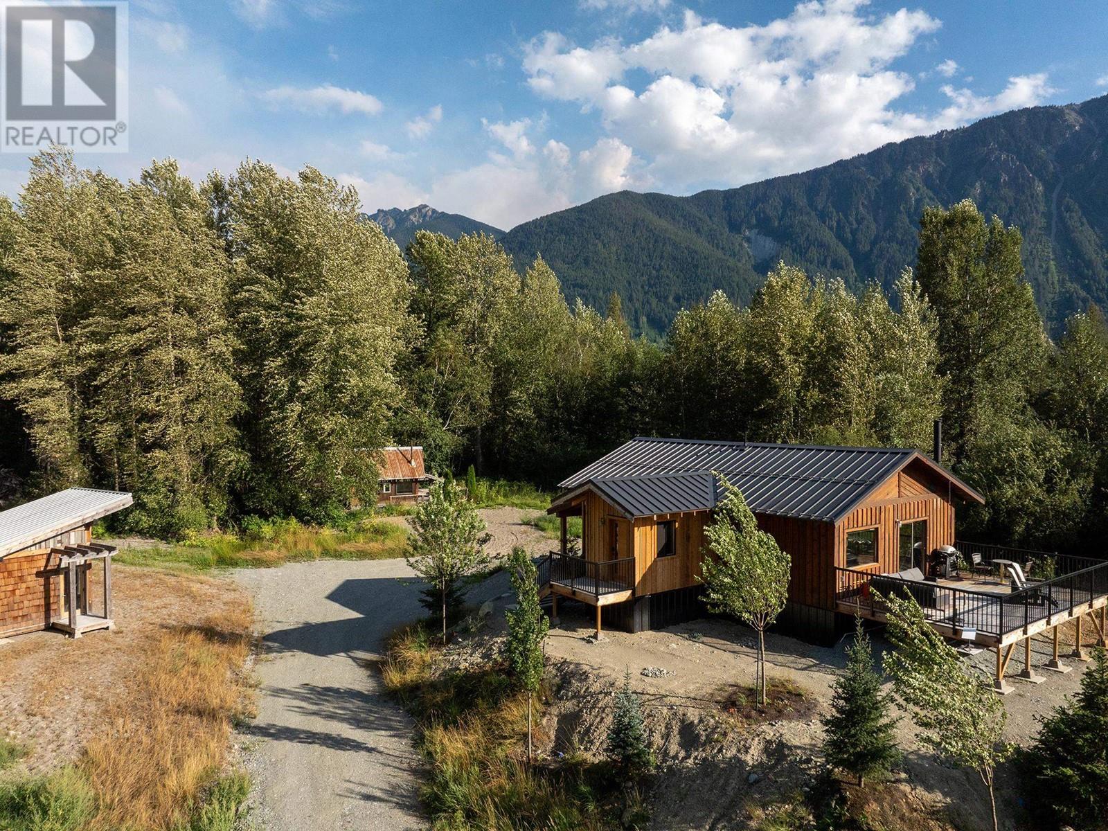 7320 Macrae Road, Pemberton, British Columbia  V0N 2L3 - Photo 4 - R2916674