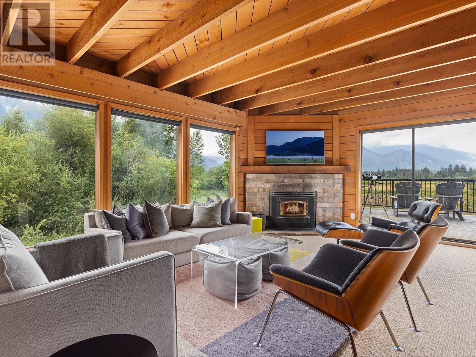 7320 Macrae Road, Pemberton, British Columbia  V0N 2L3 - Photo 6 - R2916674
