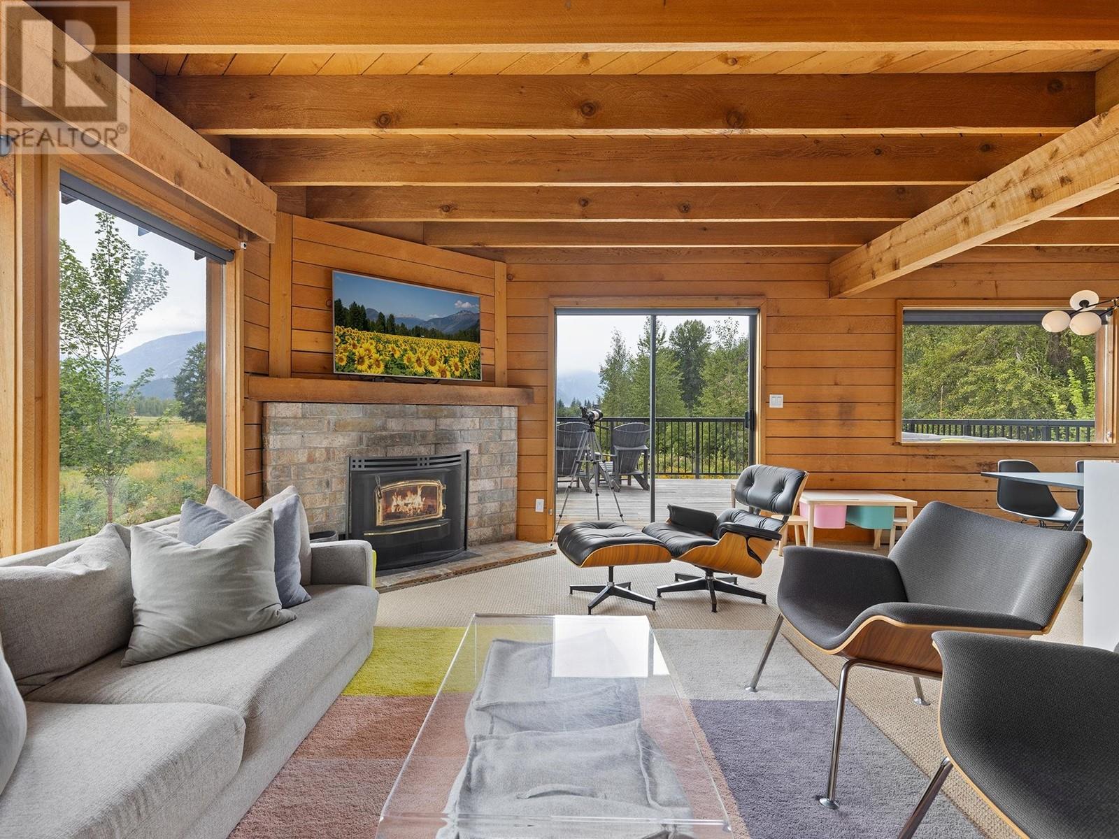 7320 Macrae Road, Pemberton, British Columbia  V0N 2L3 - Photo 8 - R2916674