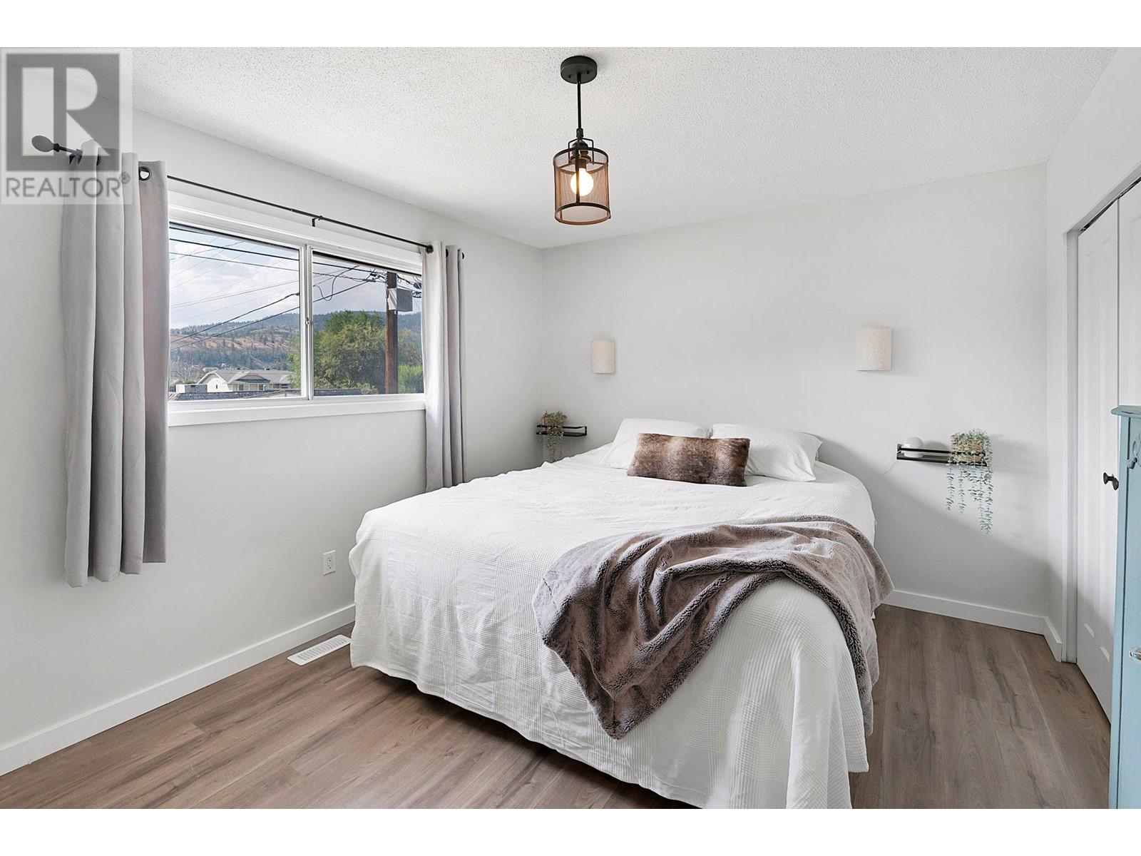 11029 Victoria Road S Summerland