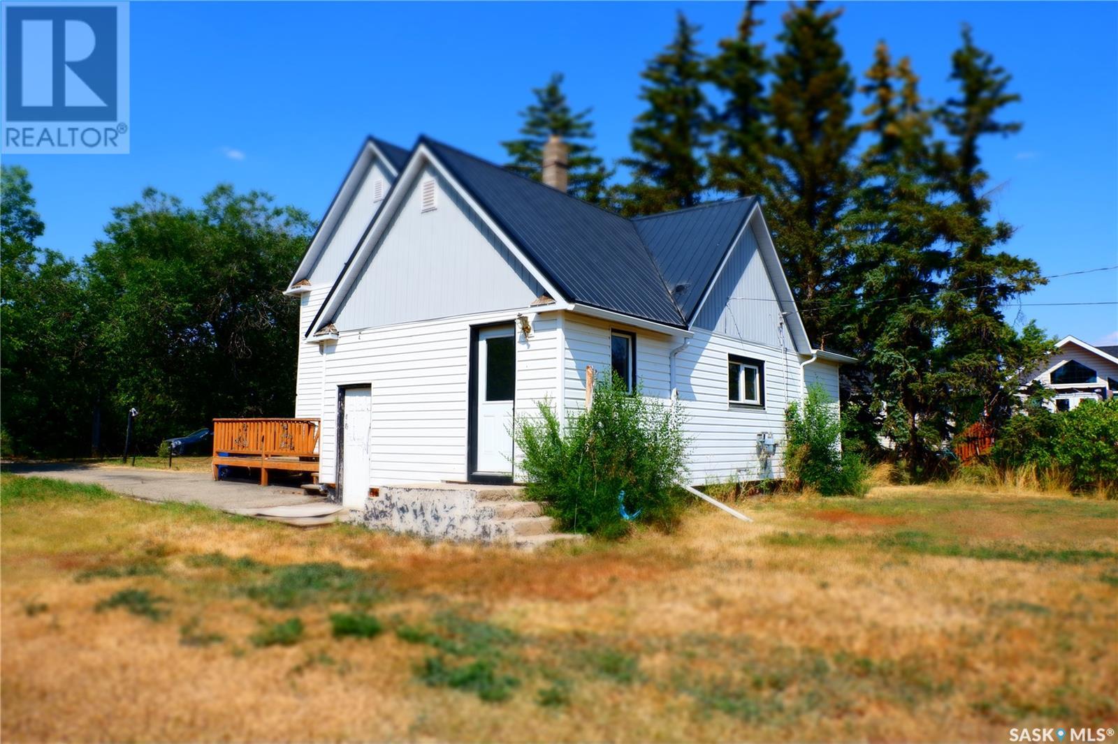 140 2nd Street E, Bengough, Saskatchewan  S0C 0K0 - Photo 2 - SK980870