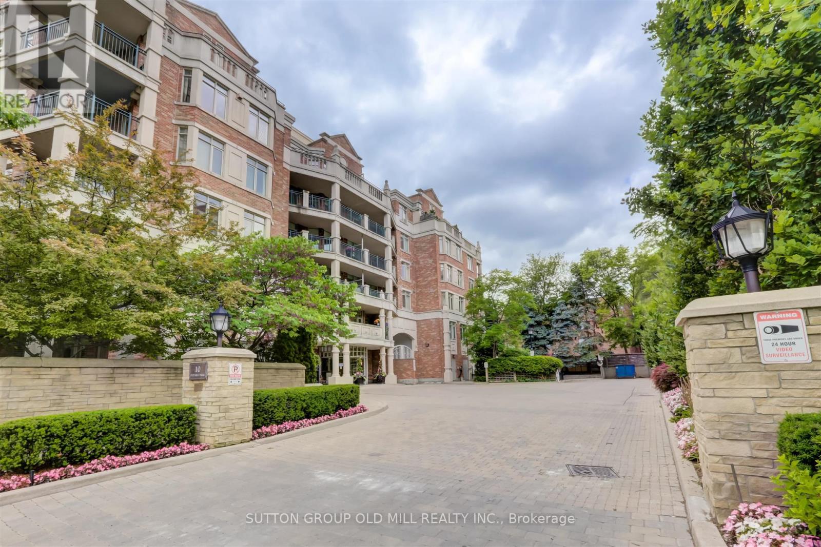 205 - 10 Old Mill Trail, Toronto, Ontario  M8X 2Y9 - Photo 1 - W8404344