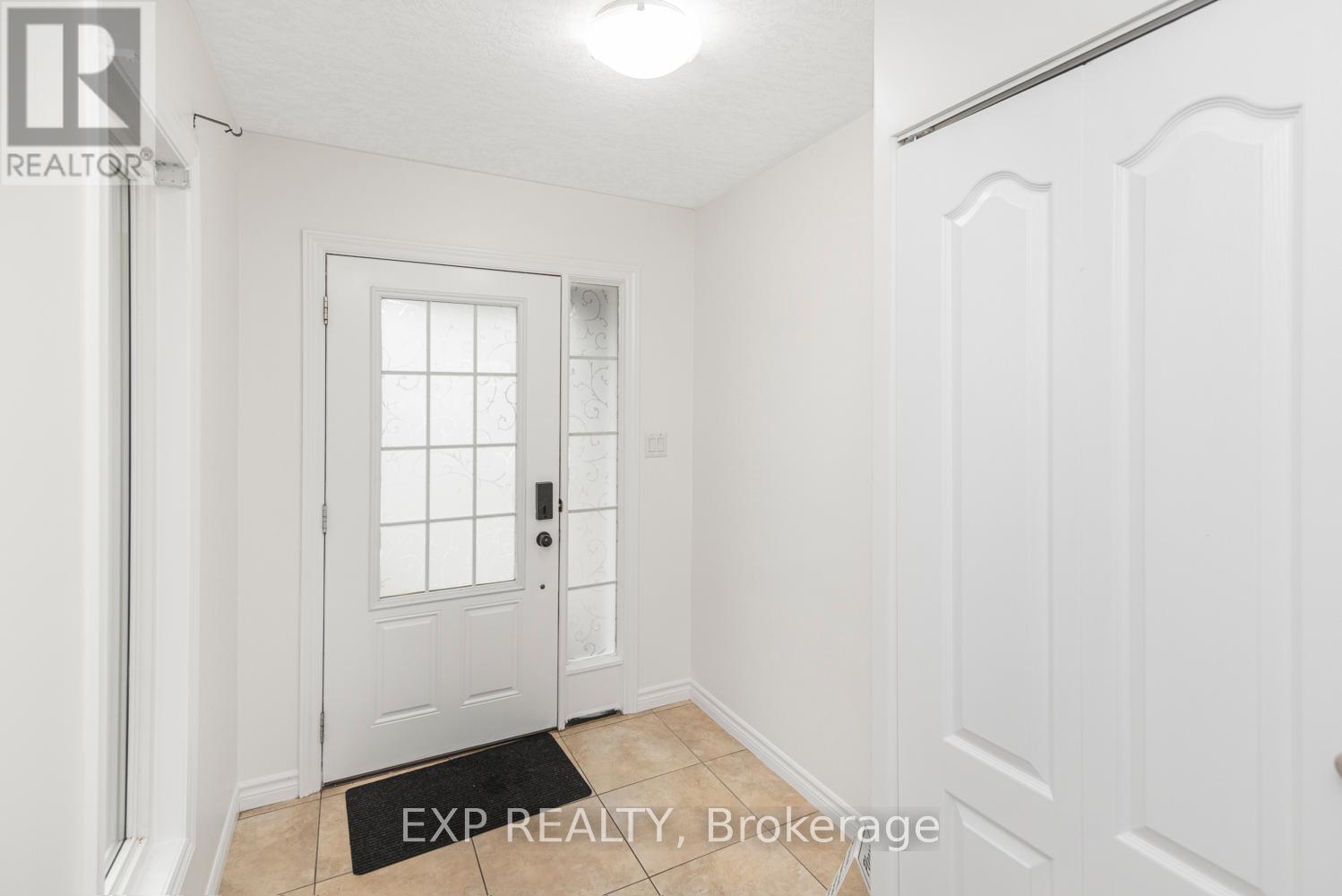 956 Bianca Court, Kitchener, Ontario  N2R 1Y8 - Photo 4 - X9262991