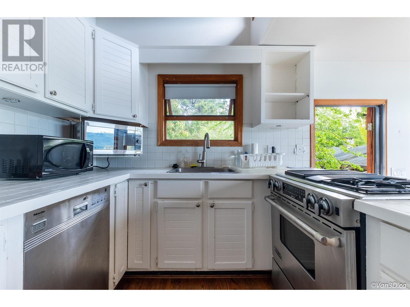 4541 Stonehaven Avenue, North Vancouver, British Columbia  V0V 0V0 - Photo 11 - R2916666