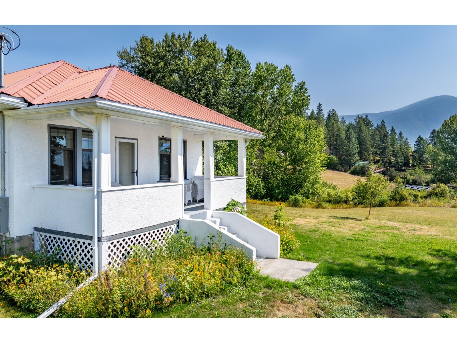 216 27th  N Avenue, Creston, British Columbia  V0b 1g0 - Photo 3 - 2479144