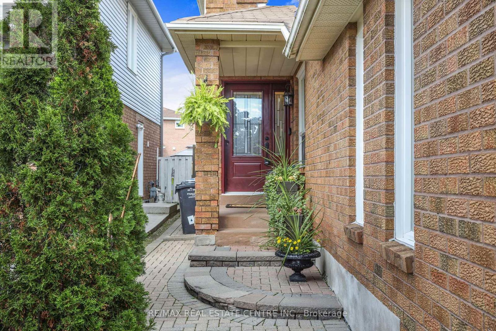 69 Wooliston Crescent, Brampton (Fletcher's West), Ontario  L6Y 4J4 - Photo 2 - W9264120