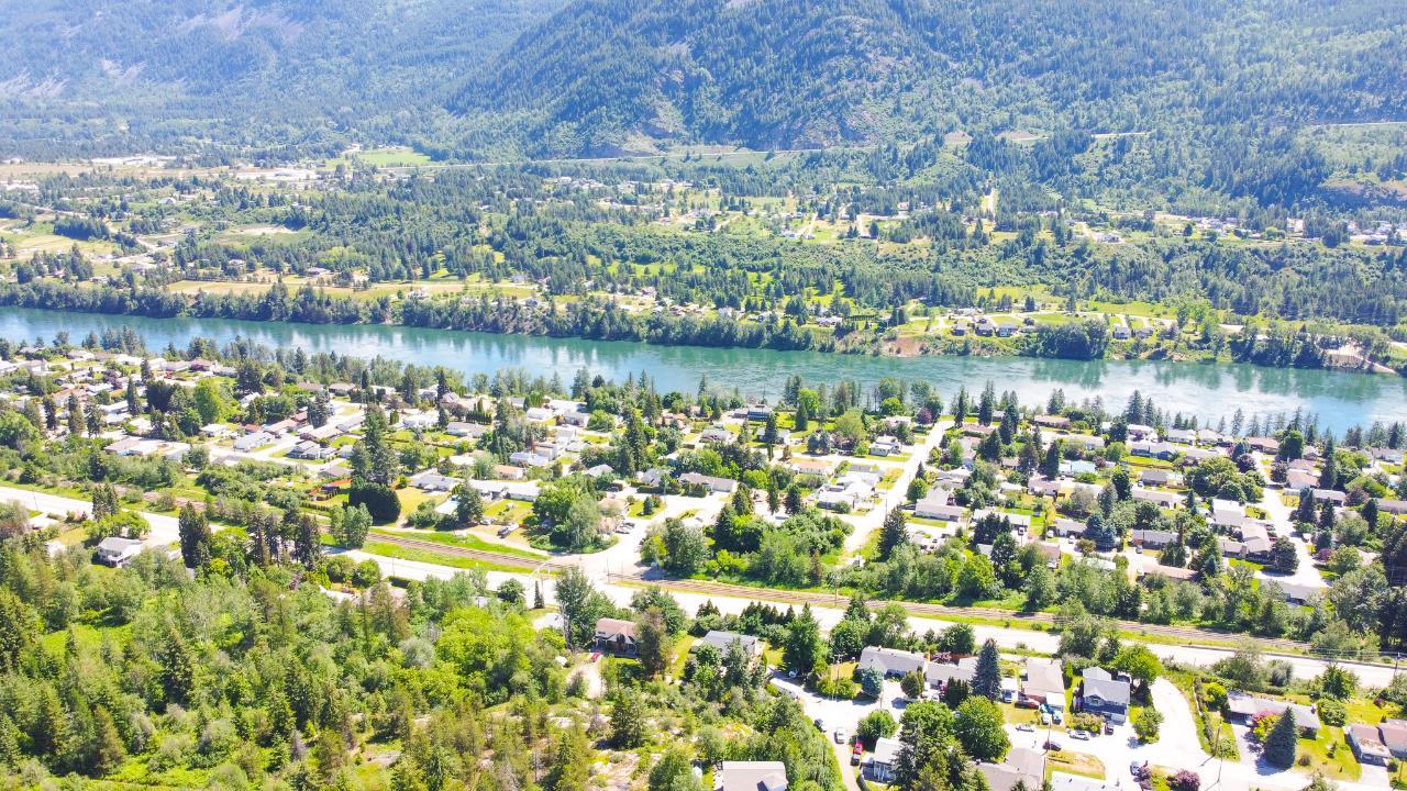3300 10th Avenue, Castlegar, British Columbia  V1N 3A5 - Photo 4 - 2479162