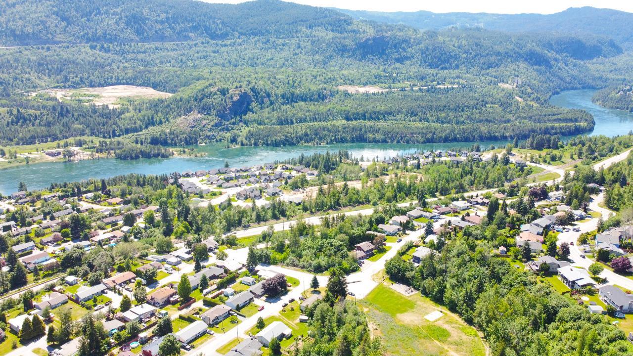 3300 10th Avenue, Castlegar, British Columbia  V1N 3A5 - Photo 6 - 2479162