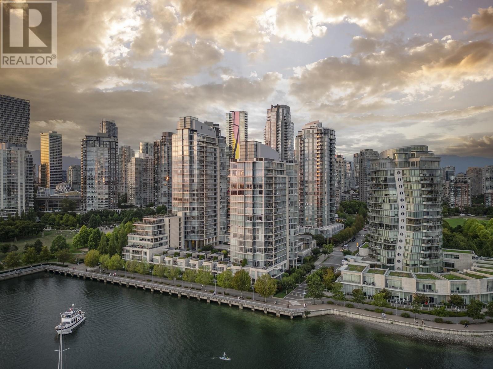 Listing Picture 39 of 40 : 2002 1515 HOMER MEWS, Vancouver / 溫哥華 - 魯藝地產 Yvonne Lu Group - MLS Medallion Club Member