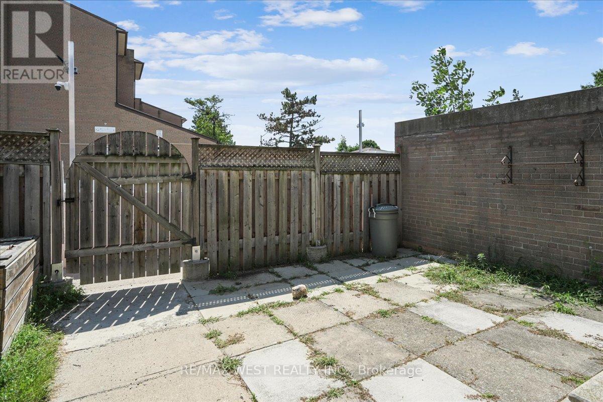 181 - 252 John Garland Boulevard, Toronto (West Humber-Clairville), Ontario  M6V 1N8 - Photo 2 - W9265405