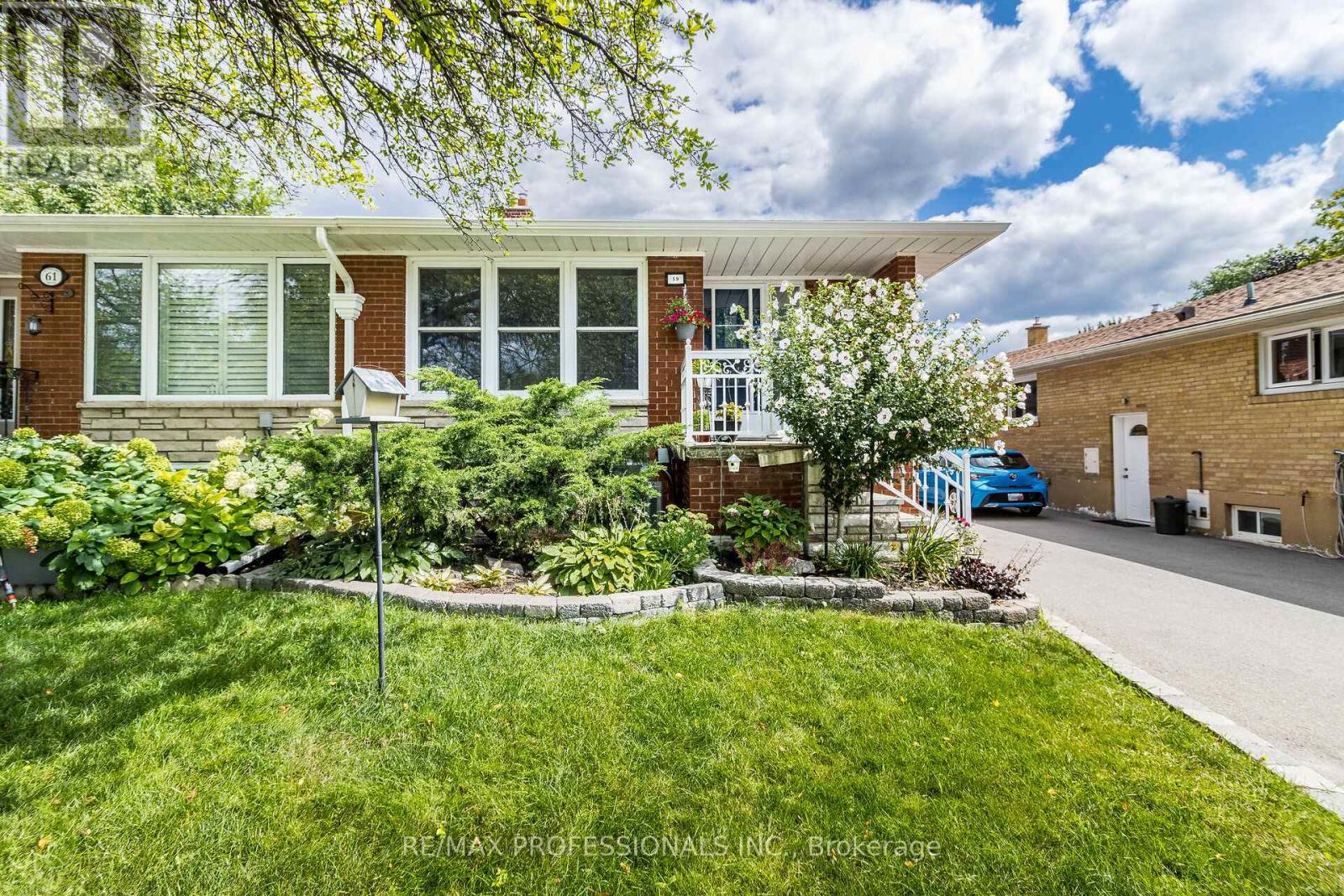 59 Vanguard Drive, Toronto, Ontario  M9B 5E8 - Photo 2 - W9264758