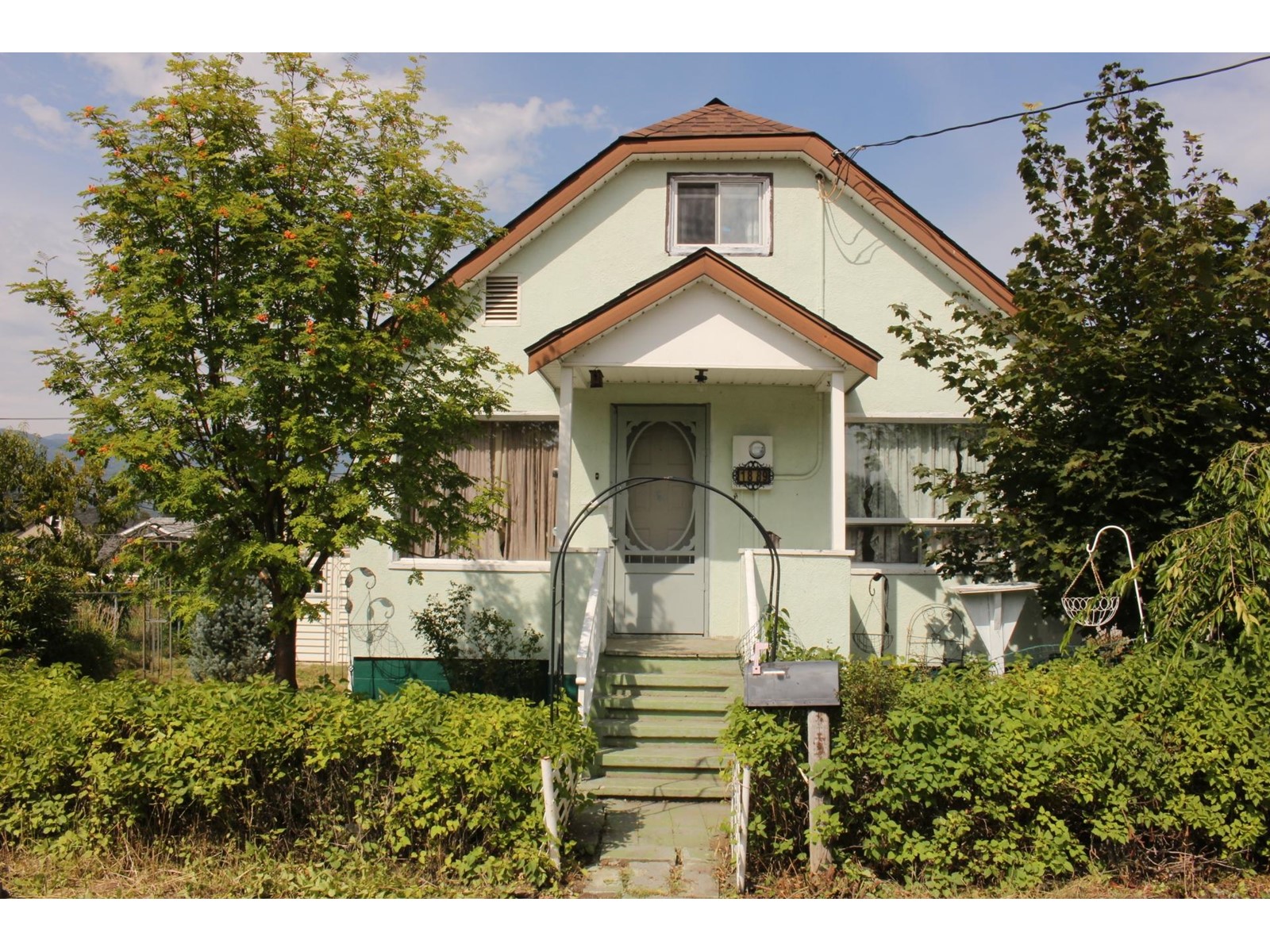 1889 BOWSER STREET, trail, British Columbia