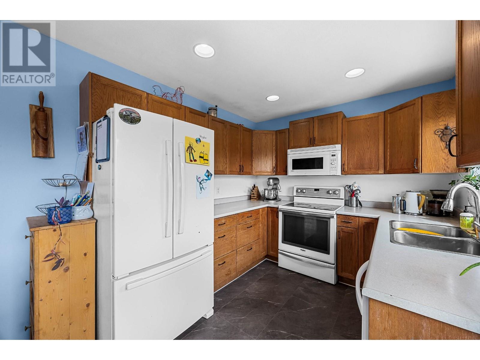 2960 Mclean Place, Merritt, British Columbia  V1K 1G4 - Photo 4 - 180507