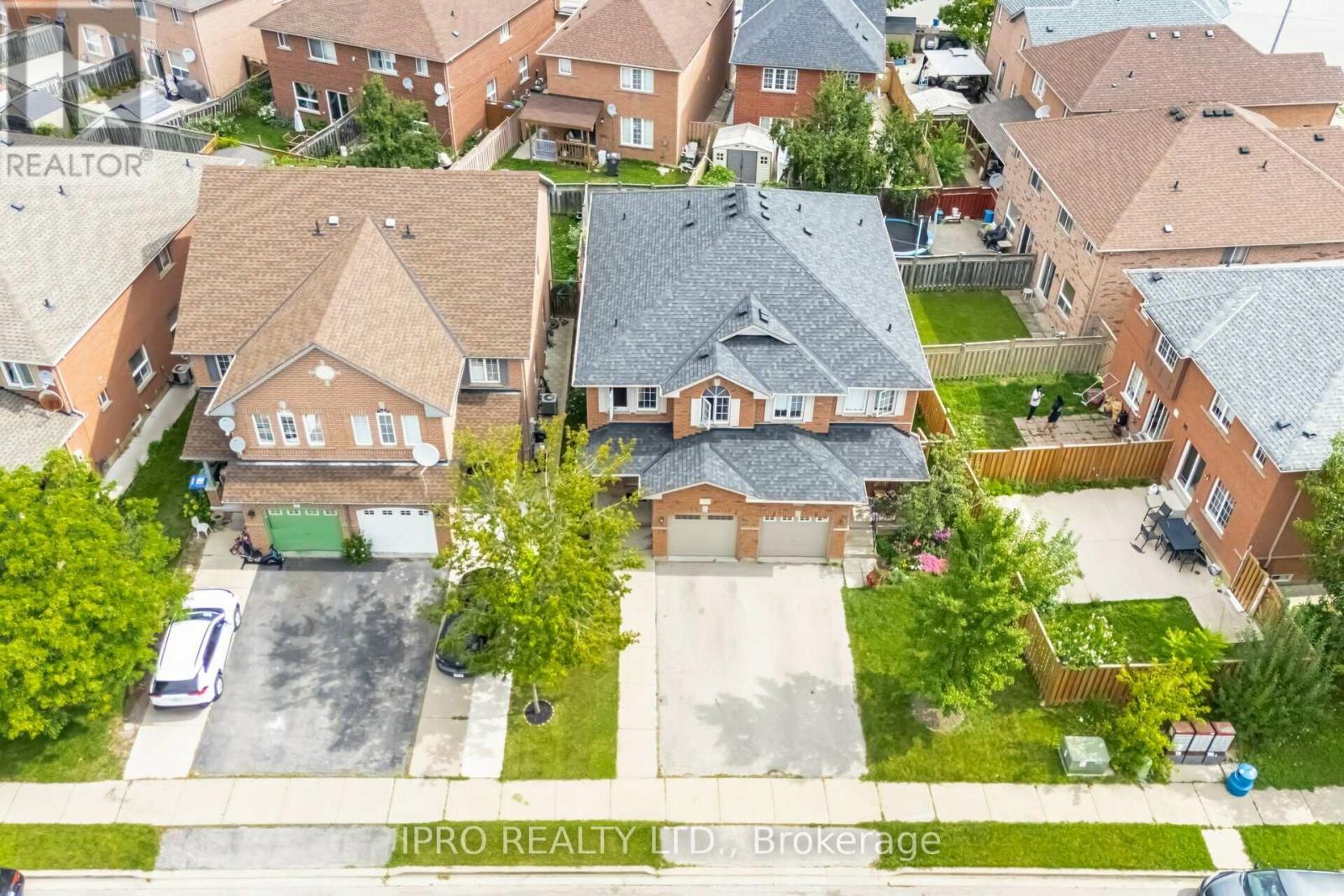 7 Blairwood Court, Brampton (Vales Of Castlemore), Ontario  L6P 1B5 - Photo 3 - W9267827