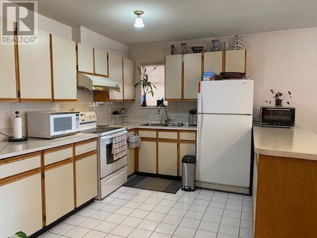 Listing Picture 12 of 20 : 3754 ELMWOOD STREET, Burnaby / 本拿比 - 魯藝地產 Yvonne Lu Group - MLS Medallion Club Member