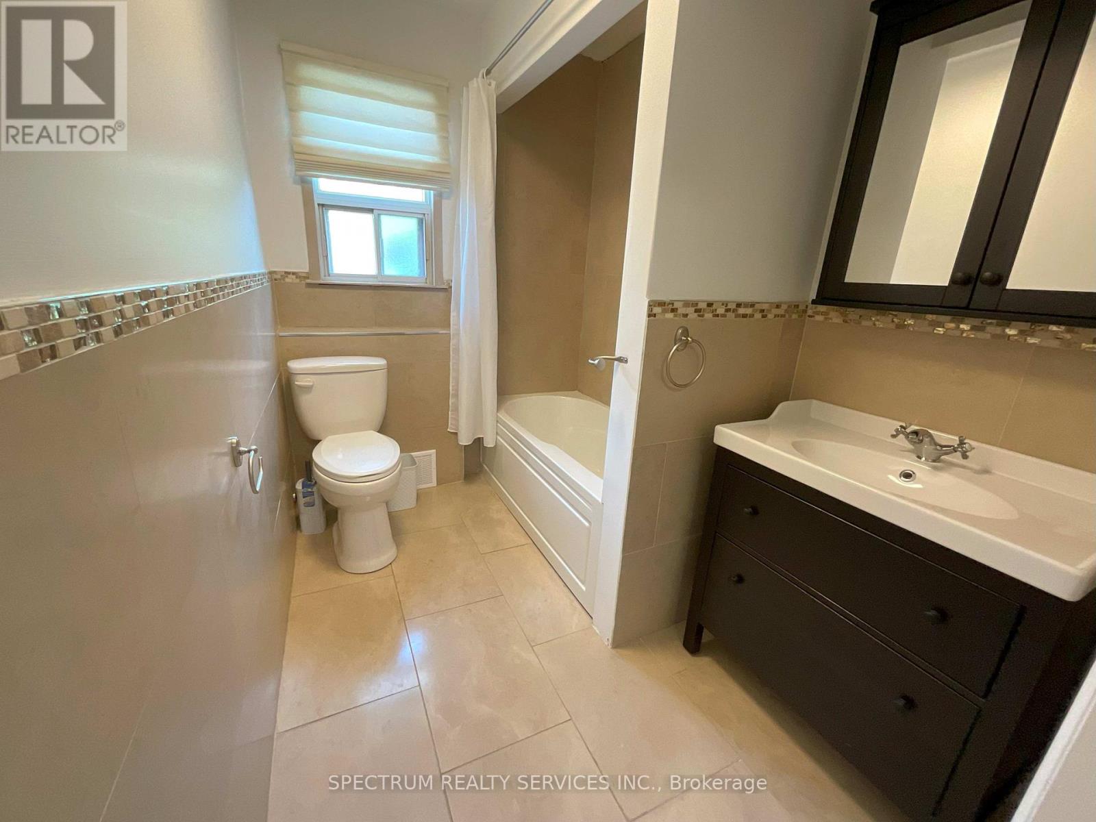 Upper - 129 Tavistock Boulevard, Toronto (Downsview-Roding-Cfb), Ontario  M3M 2P3 - Photo 14 - W9269938