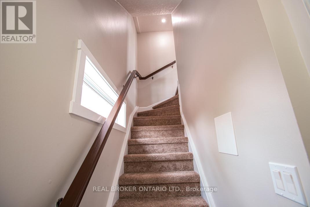 B - 489 East Avenue, Kitchener, Ontario  N2H 0A8 - Photo 2 - X9270056