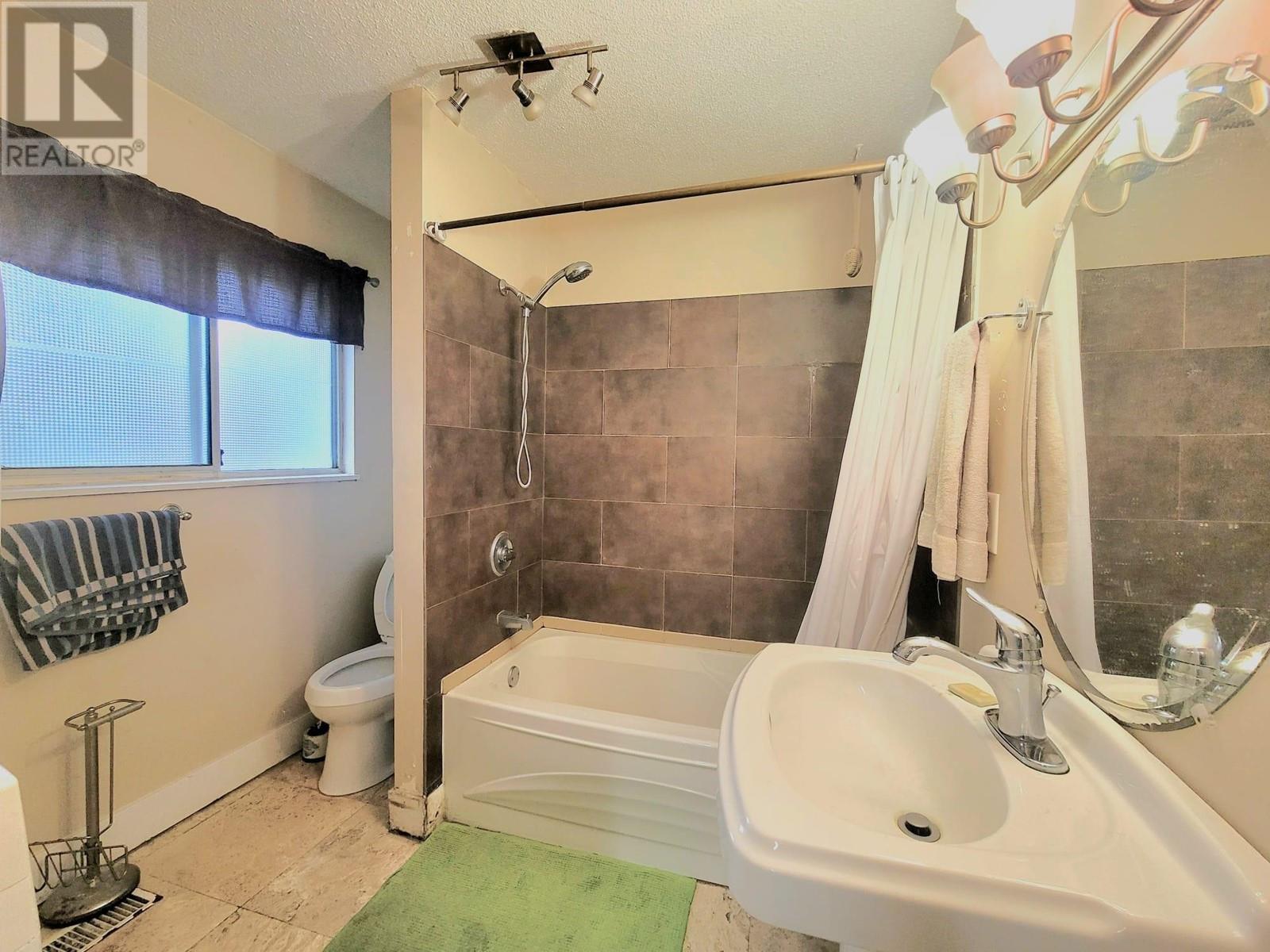Listing Picture 13 of 19 : 5685 FOREST STREET, Burnaby / 本拿比 - 魯藝地產 Yvonne Lu Group - MLS Medallion Club Member