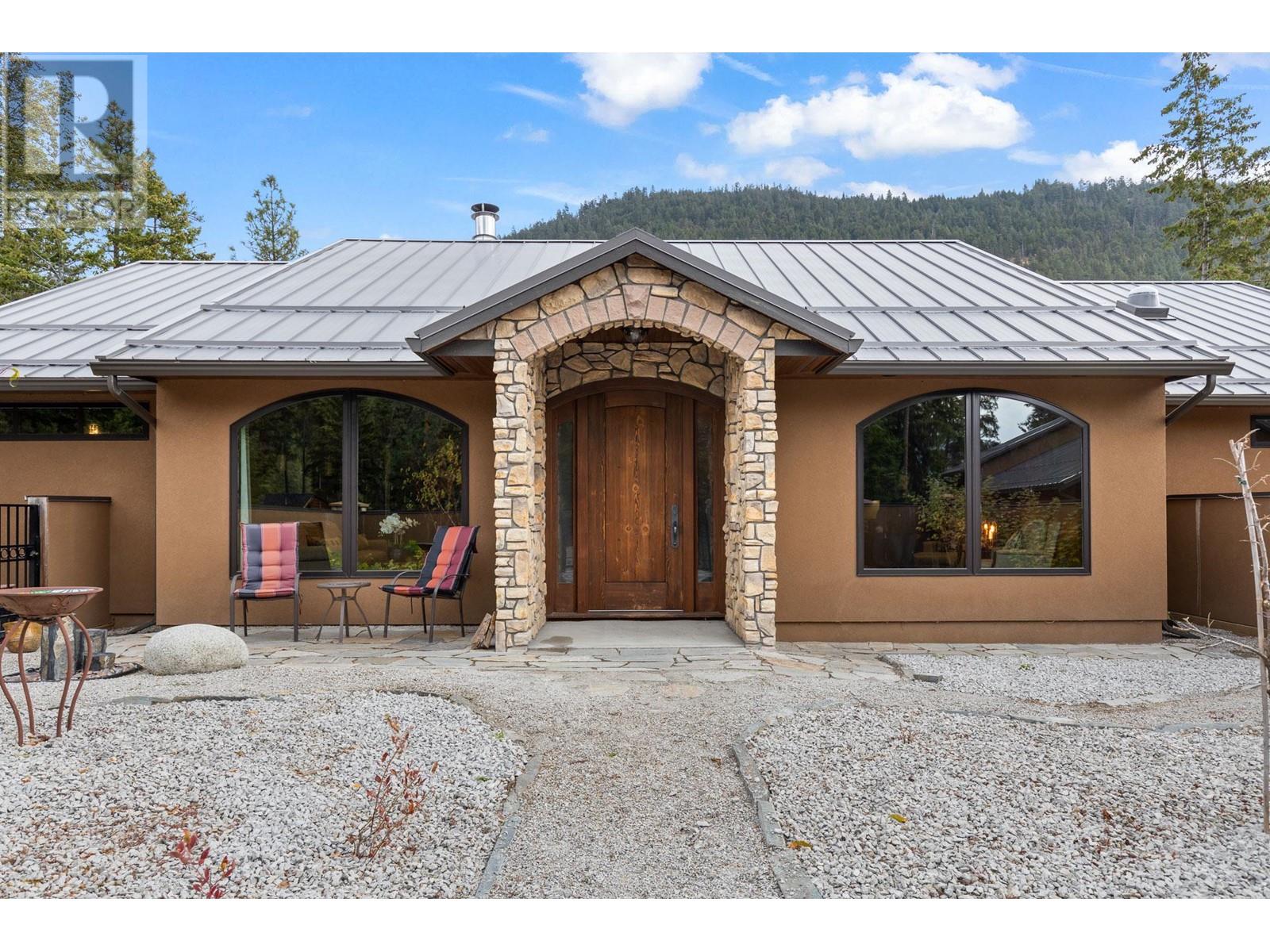 4335 Maxwell Road Peachland