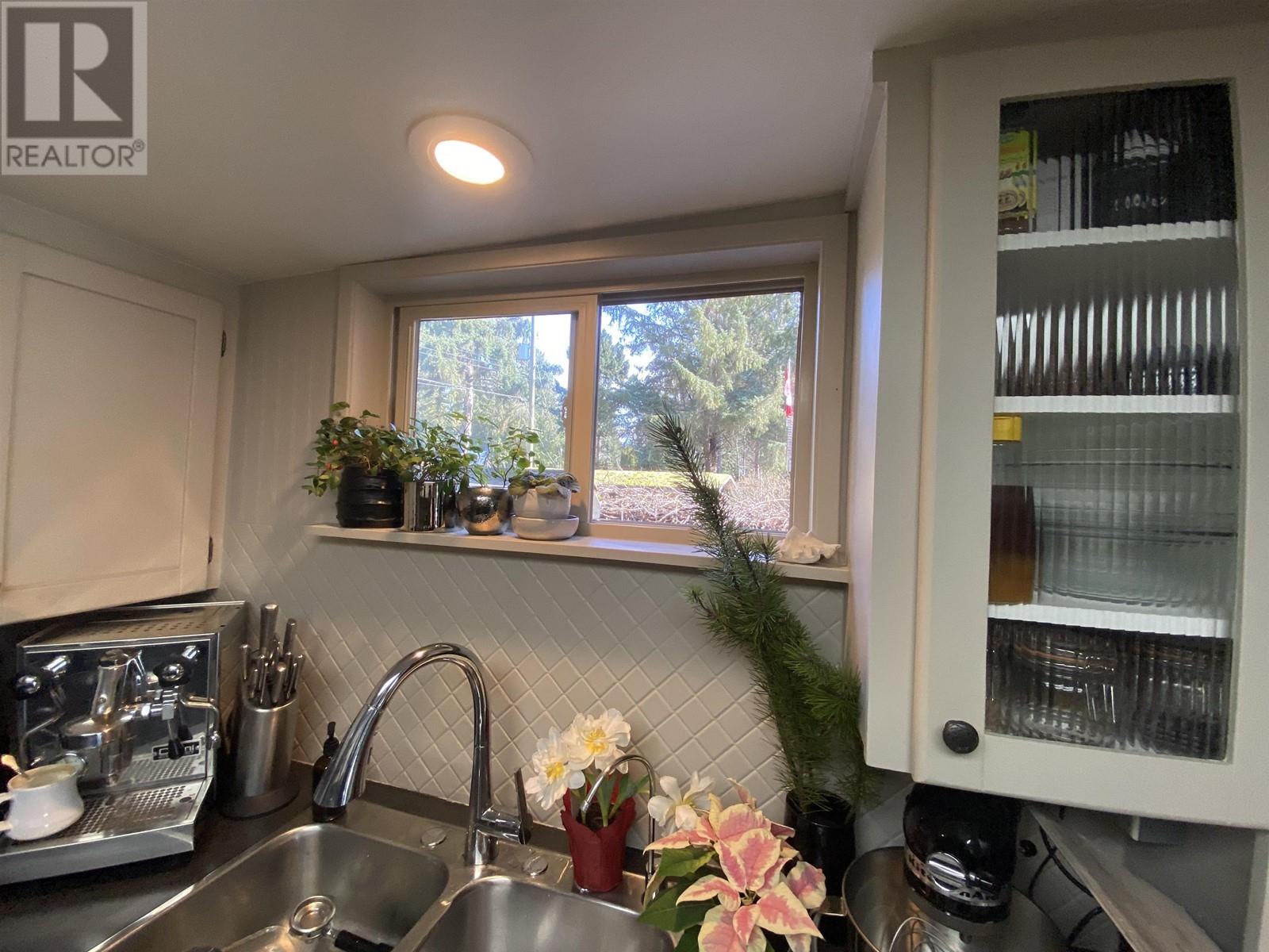 4479 Stalashen Drive, Sechelt, British Columbia  V7Z 0B3 - Photo 10 - R2890249